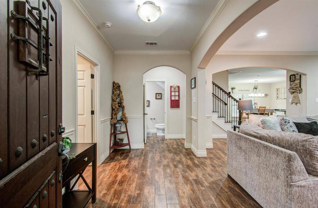 Beautiful floorplan with arches and good amounts of space.