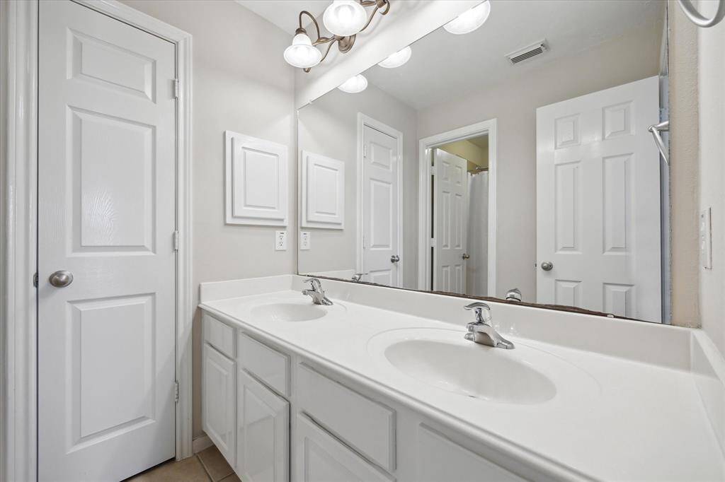 Second full bath on 2nd floor