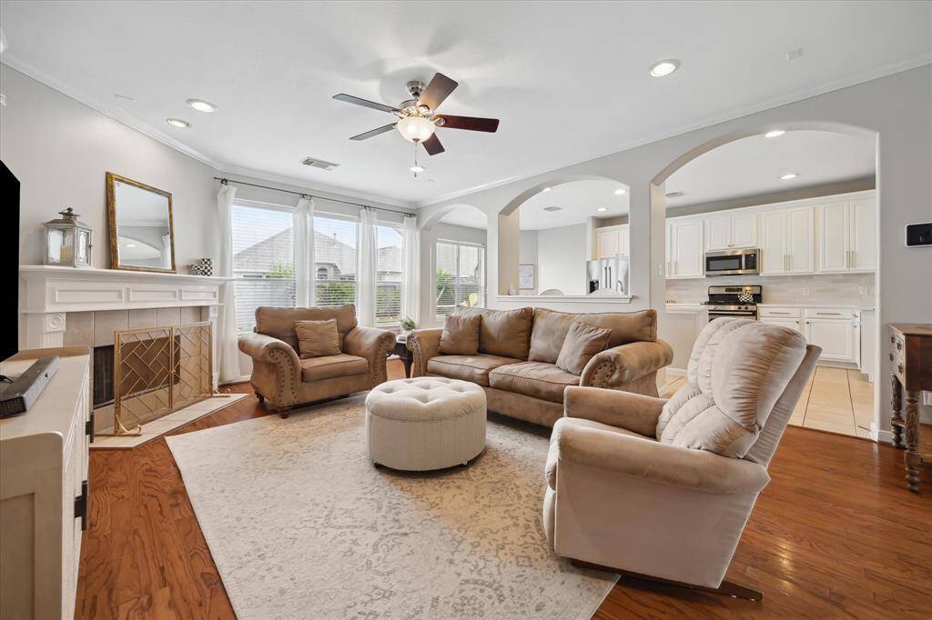 Expansive living room with gaslog fireplace off of kitchen