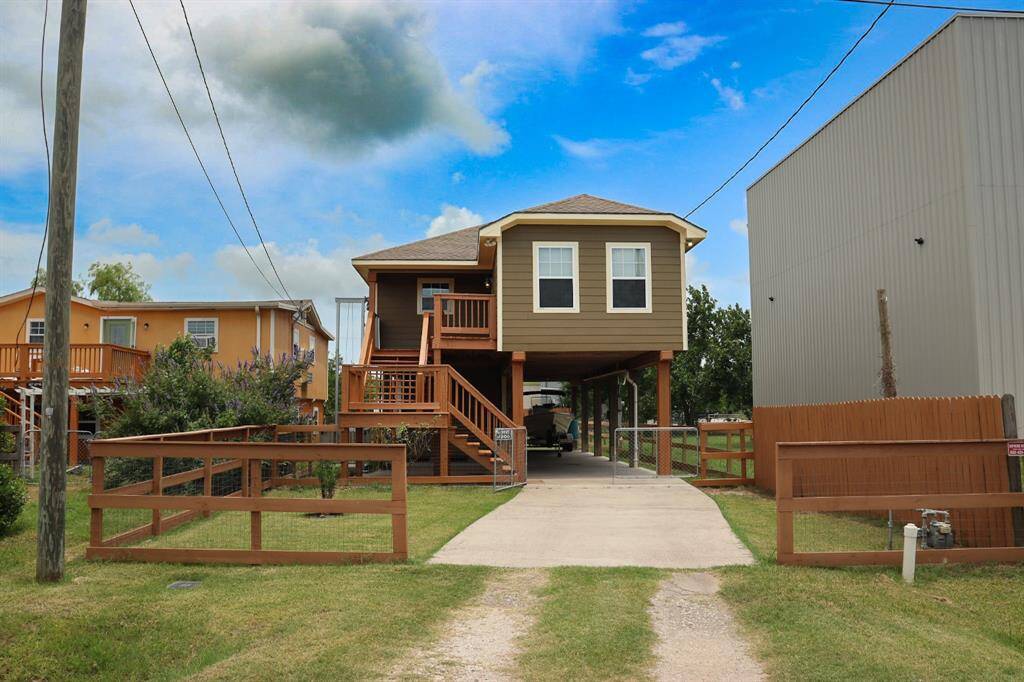 Always feel on vacation.  Plenty of parking and room for your boat.  Has a exterior cargo/person elevator lift. Fence and gated.  Has an air conditioned shed on ground floor.