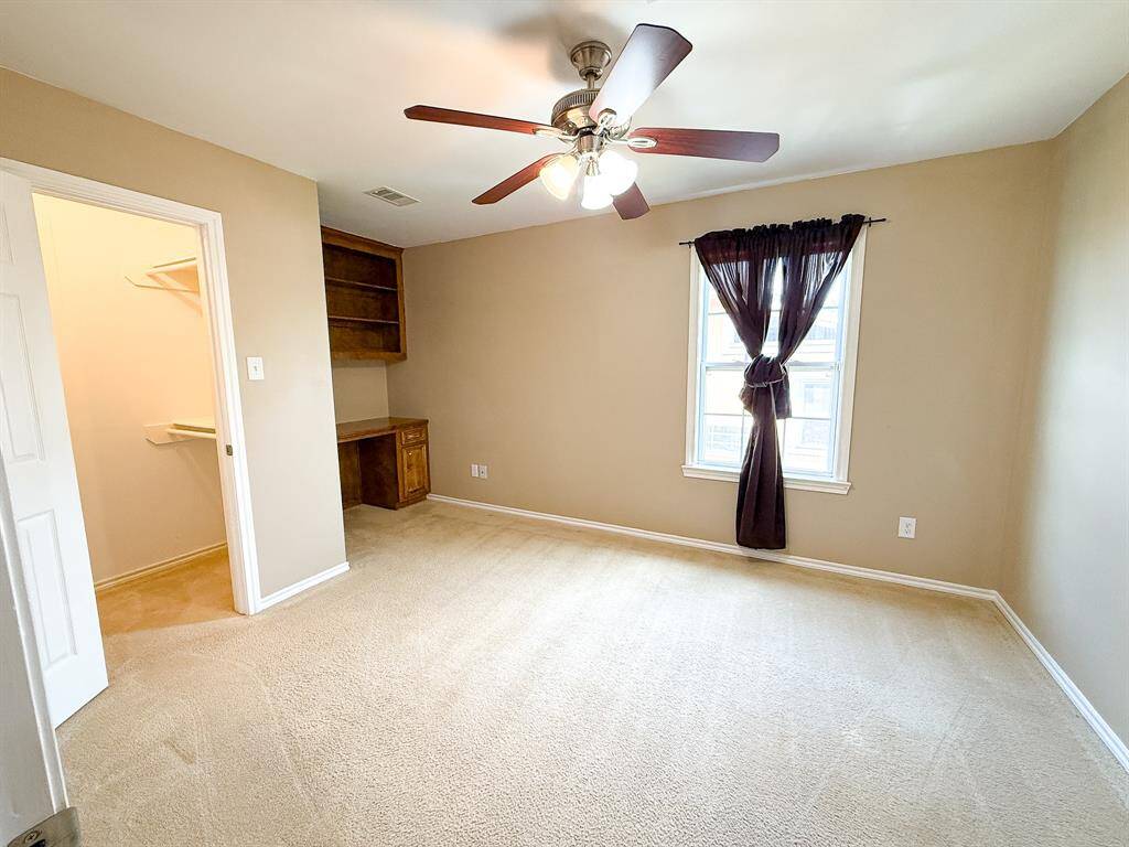 Bedroom wiht built in desk