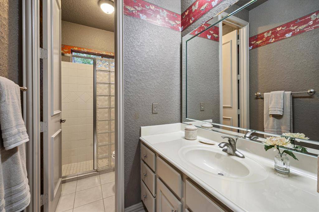 Secondary full-bath with shower