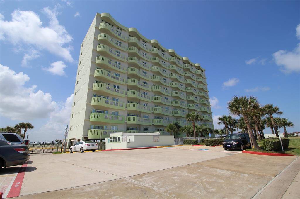 Enjoy life in this quiet and peaceful oasis. Quality construction with great amenities and on-site management.