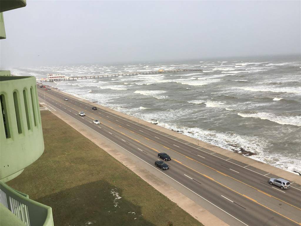 Amazing views! And just a short walk to Jimmy's on the pier.