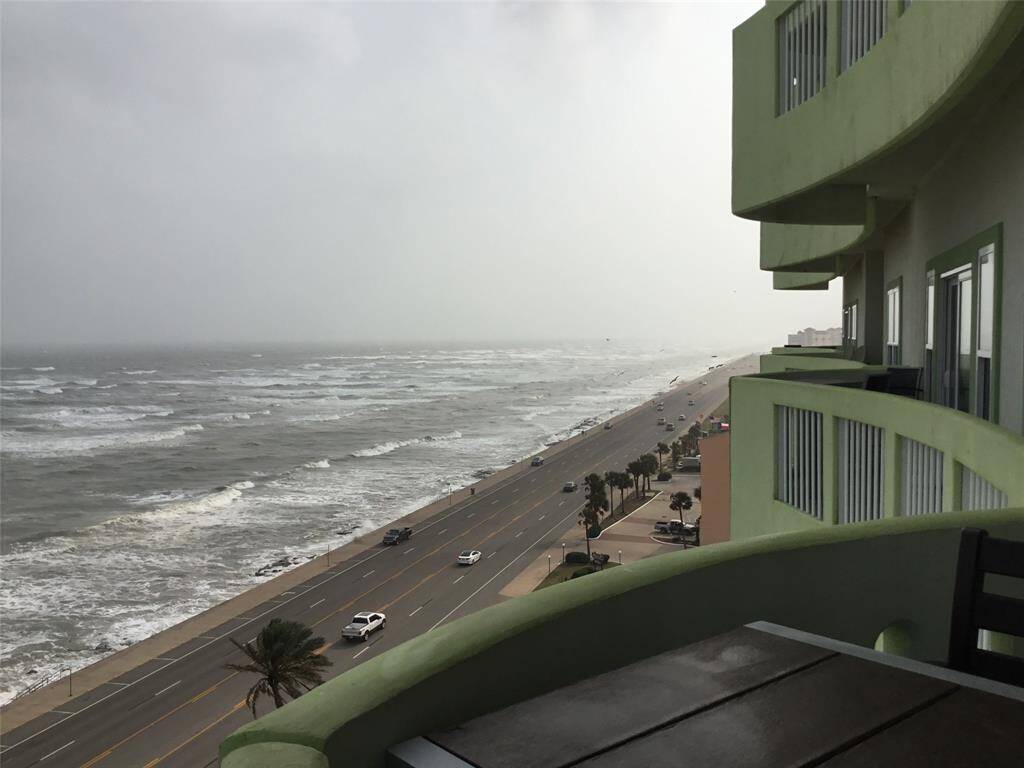Hang out on the balcony or take a peaceful walk down the Seawall. Quality of life!