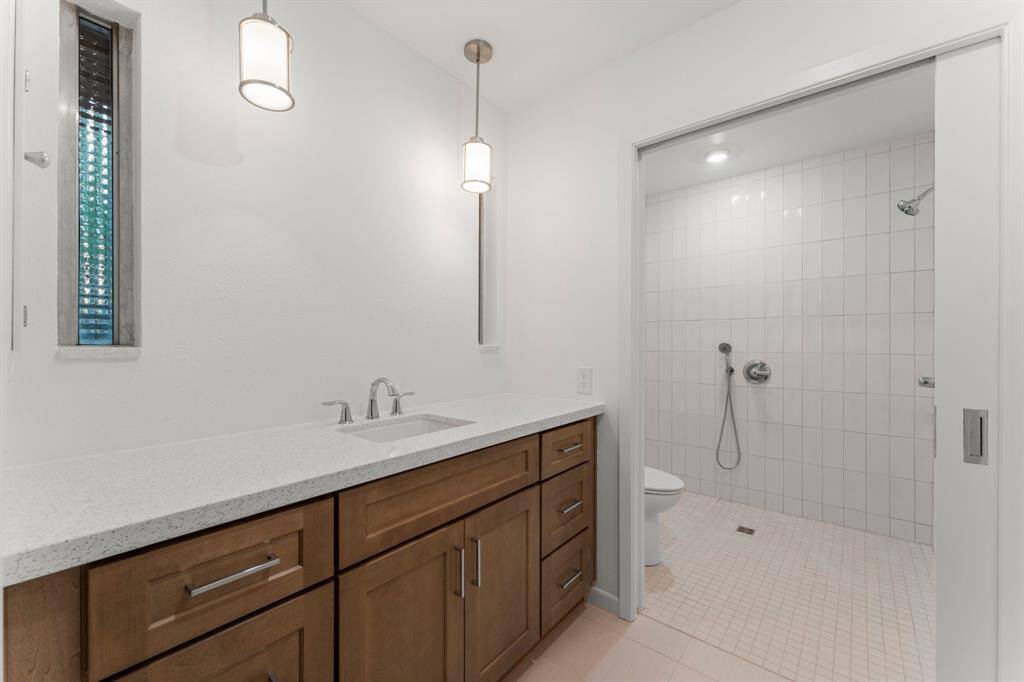 Ensuite bath with Mod western facing windows.  Soft close cabinets and quartz countertops.