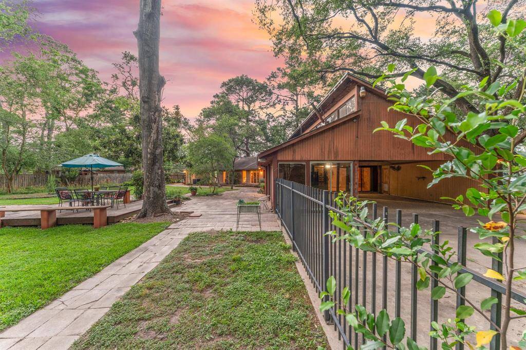 Private back yard with great modern lines!