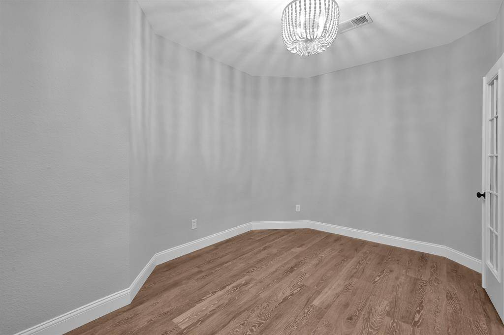 Perfectly suited for working from home in comfort and privacy.