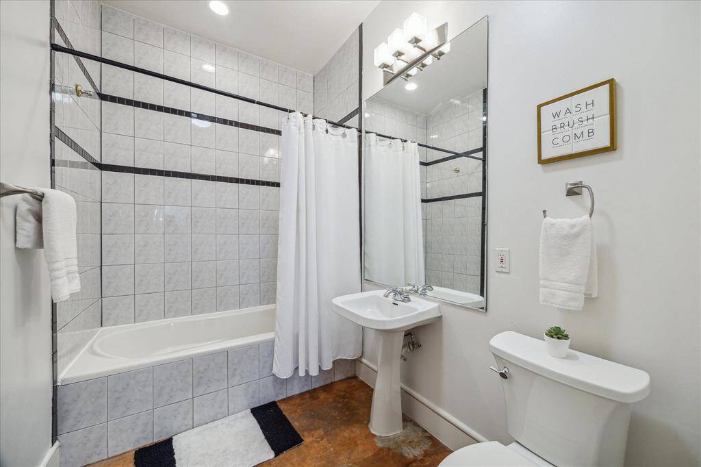 Secondary bathroom.