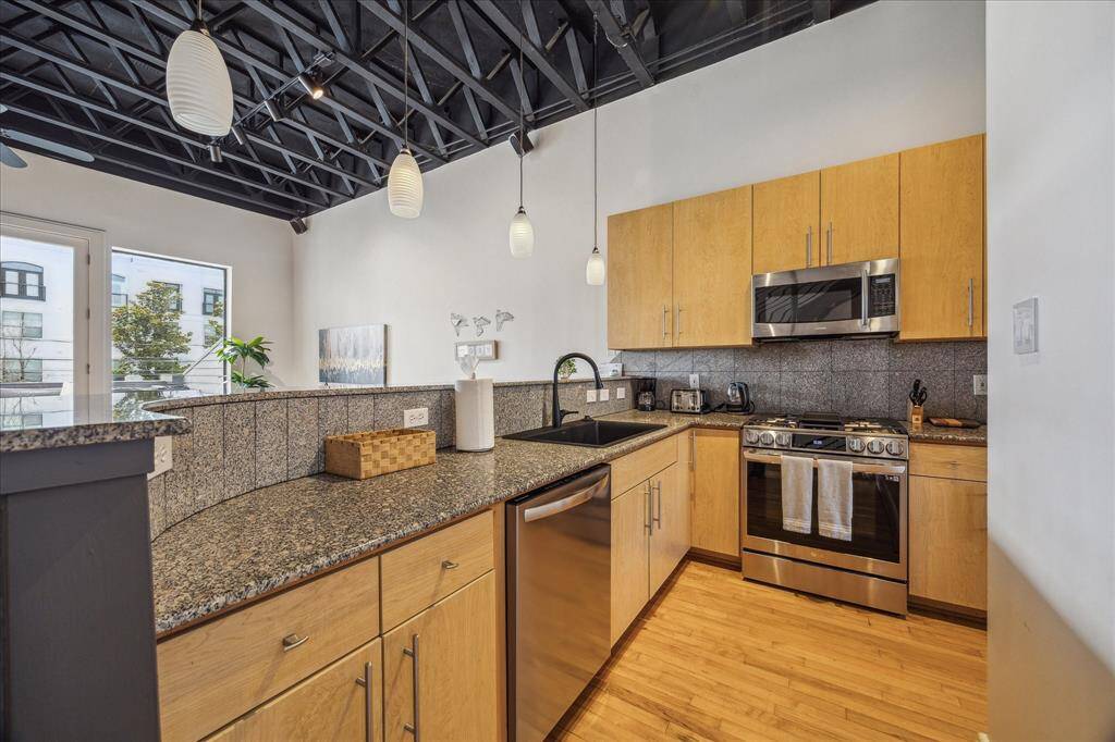The kitchen features a breakfast bar and granite countertops.