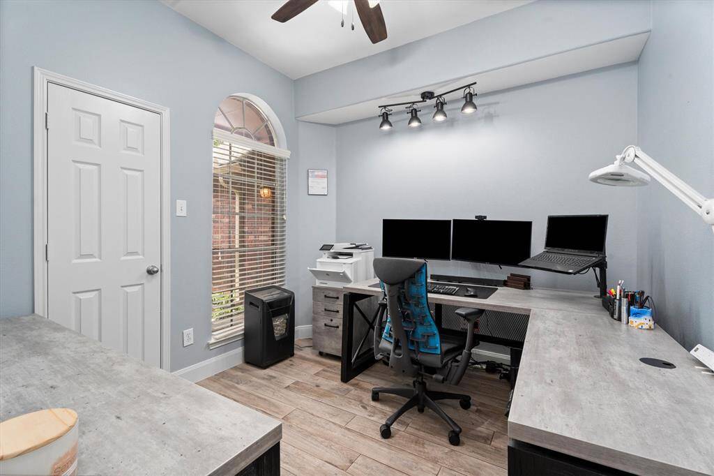 incredible workspace or spacious secondary bedroom