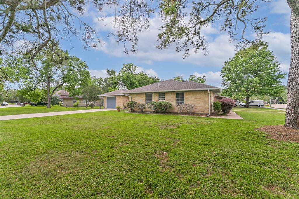 Welcome to this inviting 1-story home in established Westwood