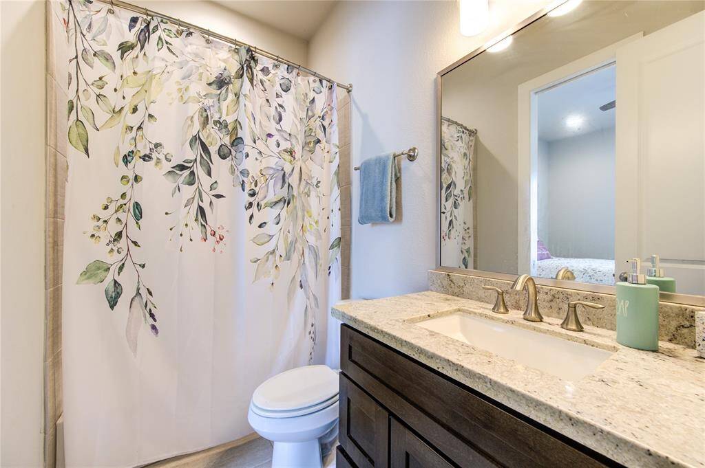 Secondary bathroom with Quartz counters and tub/shower combo.