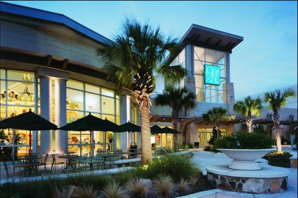 Ideally located just minutes from Memorial City, this home offers convenient access to premier shopping, dining, entertainment, and medical facilities. Enjoy quick commutes and the vibrant lifestyle of one of Houston’s most sought-after retail and business hubs—all while living in a peaceful, gated community in thriving Spring Branch.