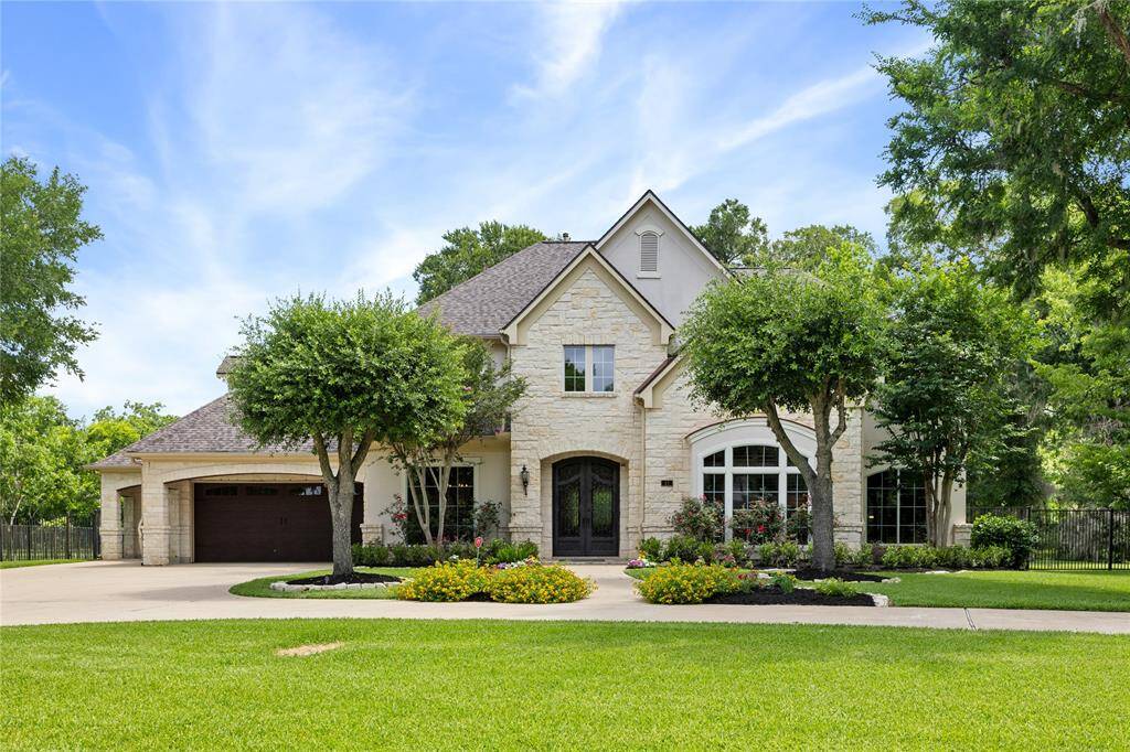 11 Bees Creek Court is just what you are looking for! This home sits on over 1 acre, on a culdesac street, and is in the highly desirable section of Bees Creek in Sienna...the award winning master planned community in Missouri City!