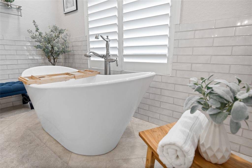 Let the stress of the day wash away in this heavenly soaking tub!