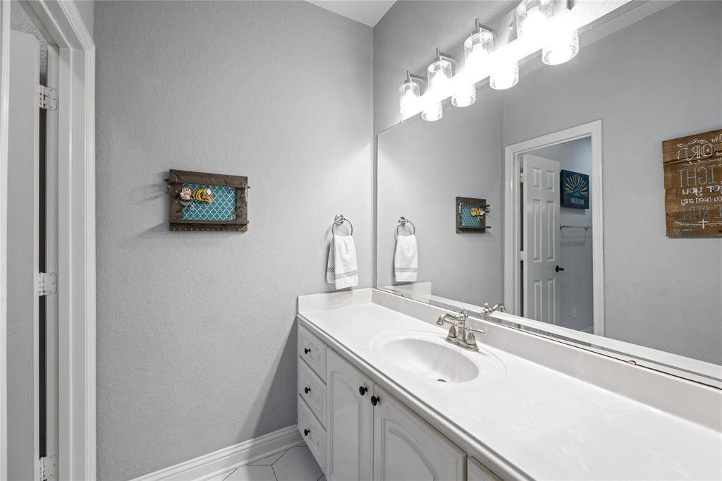 Jack and Jill bathroom attached to secondary bedroom #1&2