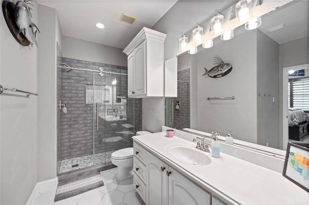 En-suite full bathroom is connected to the 3rd seconday bedroom