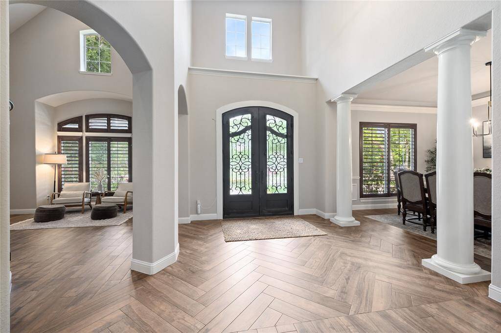 You and your guests are greeted by the handsome wood tile flooring laid in the eye-catching herringbone design.