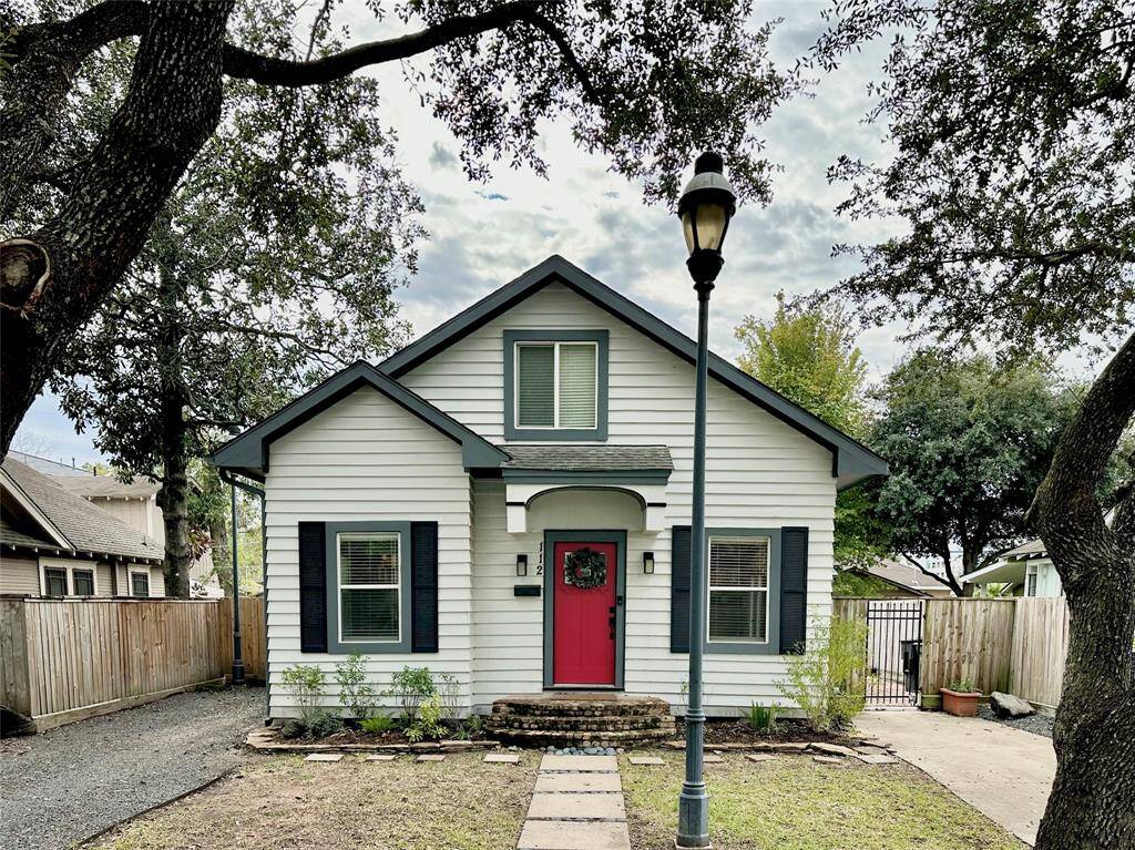 112 1/2 Munford is the rear unit of this dual structure residence.