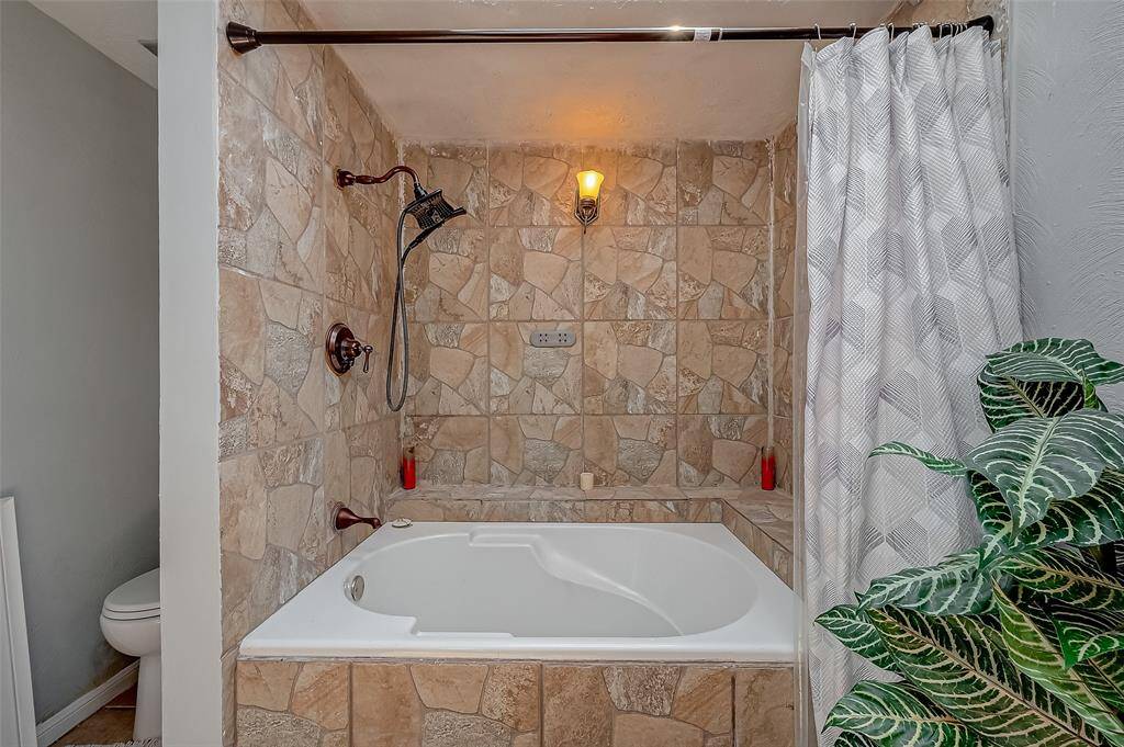 Skylight overlooking the bathtub.