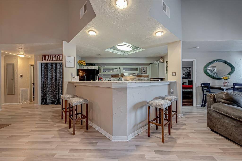 Breakfast bar that connects the dining and living space.