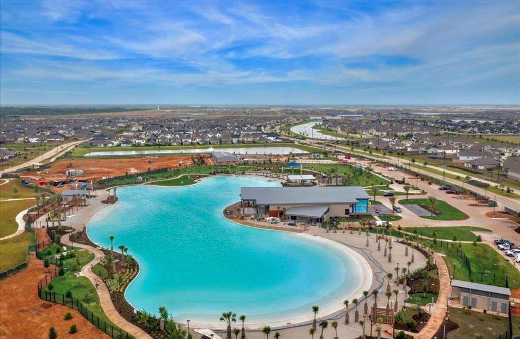 Enjoy access to a breathtaking crystal-clear lagoon with sandy beaches, perfect for relaxing and outdoor activities.