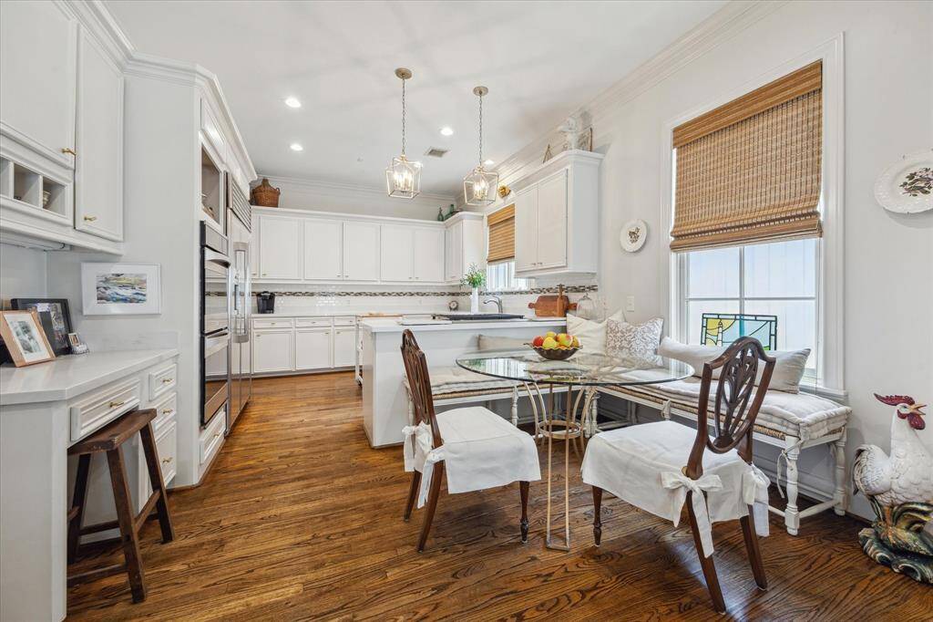 Enjoy casual meals in the cheerful breakfast room.
