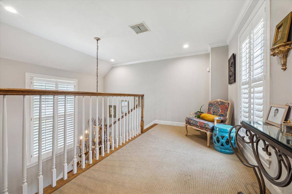 Looking from 2nd floor landing towards the staircase to the 1st floor.
