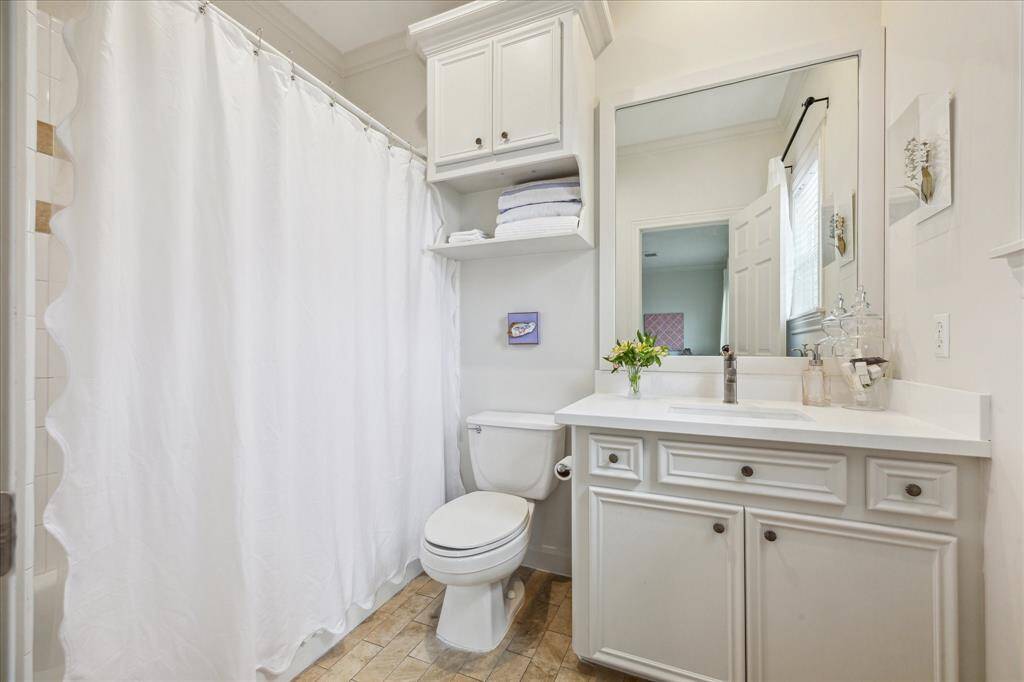 Full bath off 2nd bedroom.