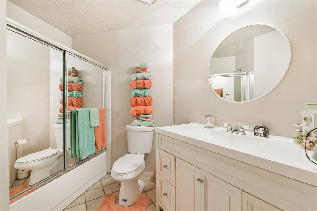 Secondary bathroom.