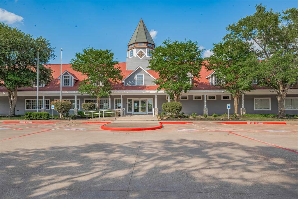 The Golf Club at Longwood is a semi-private 18-hole course offering members premium tee times, access to the updated clubhouse, restaurant, exclusive events, and more.