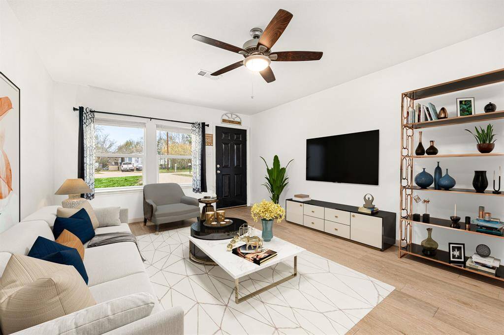 This light and bright spacious living room is the perfect layout for entertaining or just relaxing. Whether it's simply a night in or entertaining family and friends, this home has ample open space for everyone to enjoy! Featuring dark stained ceiling fan, luxury vinyl flooring, large windows with blinds, high ceilings, with wonderful access to your gorgeous kitchen.