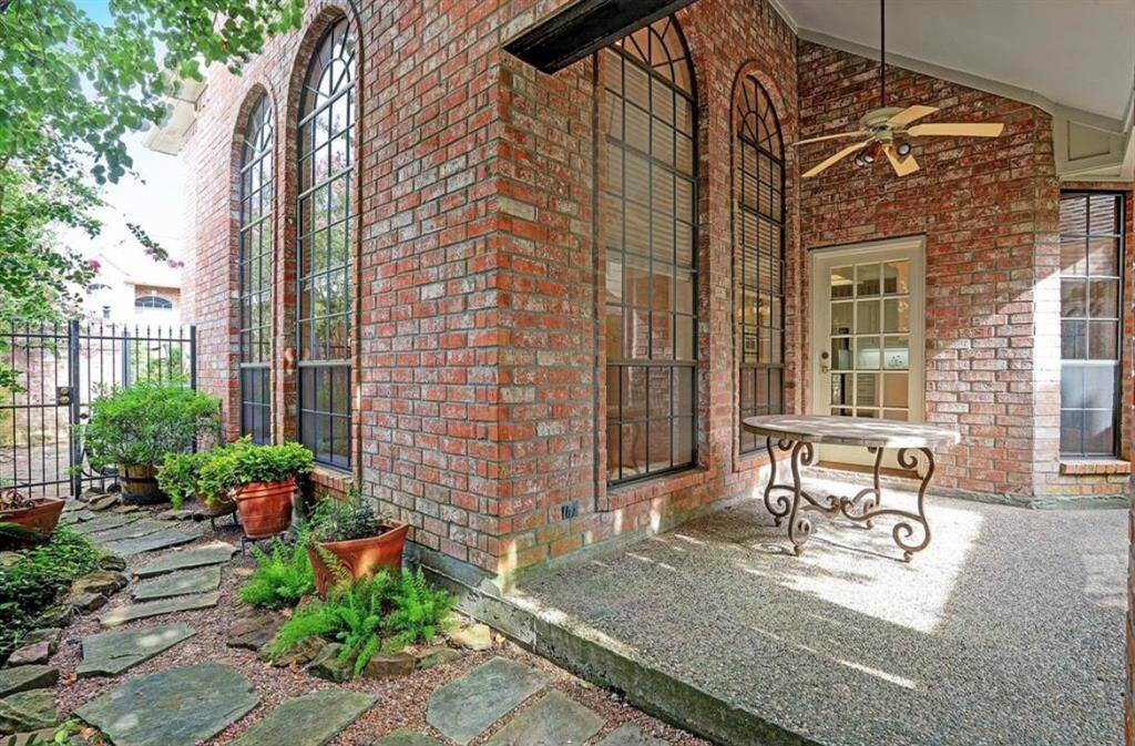 Outdoor green space, fully fenced, covered patio area, great green space for a garden, a place to relax and escape.