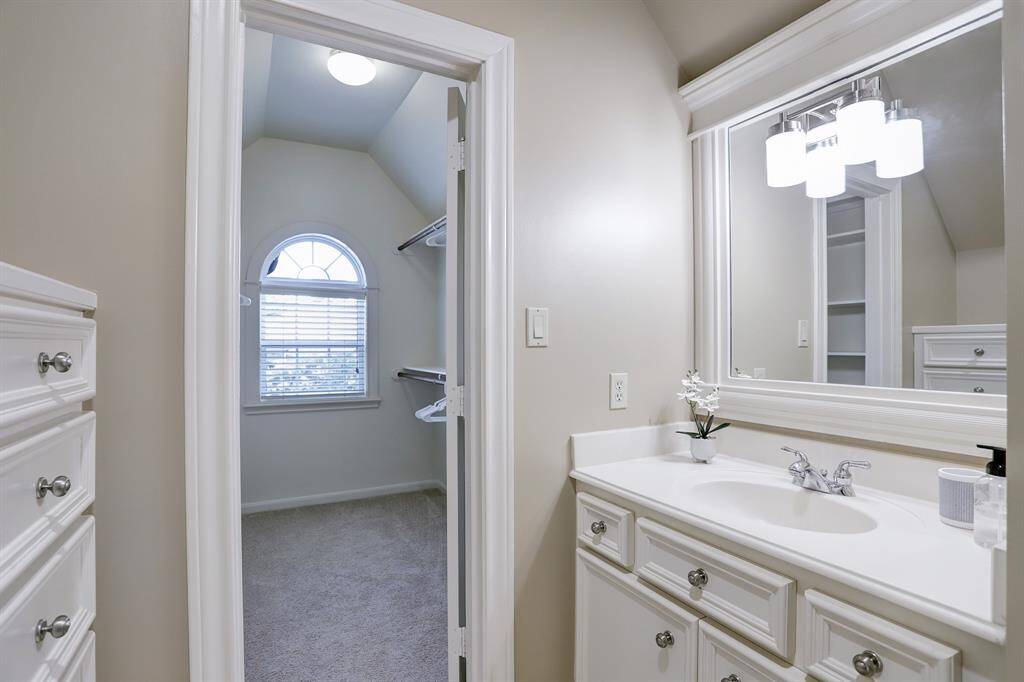Secondary bedroom 2 - features Jack and Jill bathroom.