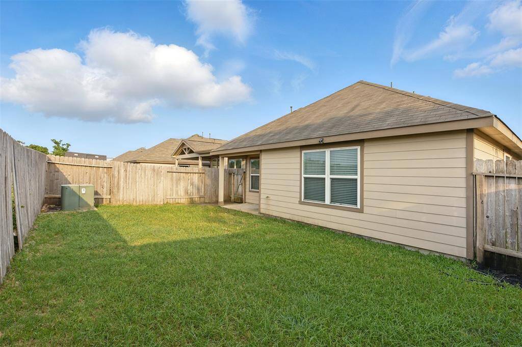 The large covered patio in the backyard is perfect forentertaining family and friends.