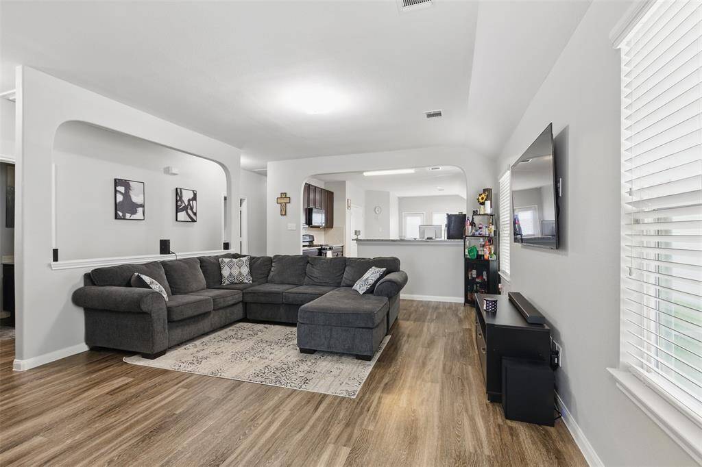 Welcome to a living room thateffortlessly combines comfort andstyle.