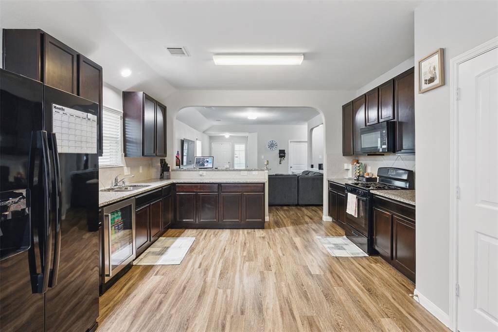 Step into this modern kitchen, wherefunctionality meets sophistication.