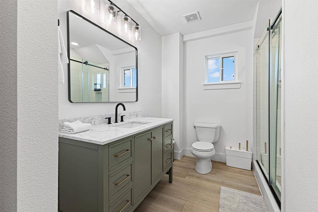 Secondary bathroom.