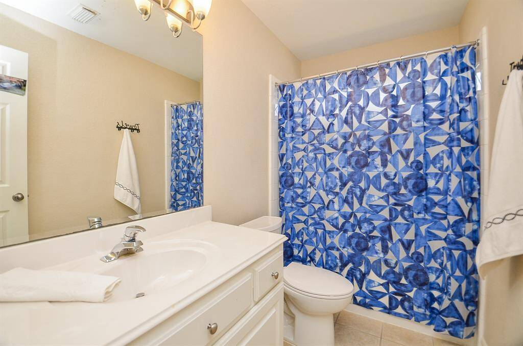 This is the other secondary bathroom on the 2nd floor.   This house has a total of 3.5 bathrooms.