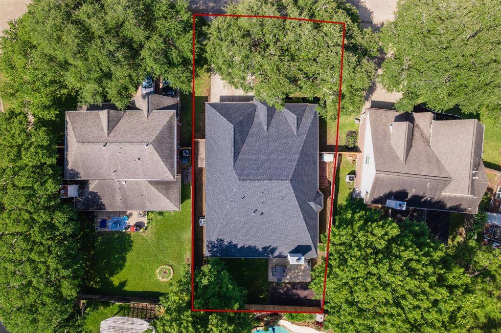 A full view of the property lines showcases the home’s expansive footprint and generous backyard space, ideal for outdoor entertaining or relaxing in the shade of mature landscaping.