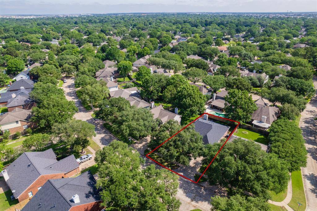 Located just moments from top-rated Cinco Ranch amenities, this home enjoys close proximity to parks, playgrounds, pools, and the Golf Club, with easy access to TX-99 and I-10 for effortless commuting.