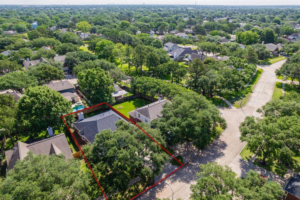 Surrounded by established homes and green spaces, this residence blends comfort and convenience in a highly sought-after community with unbeatable access to shopping, dining, and commuter routes.