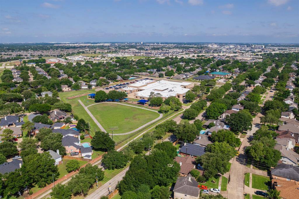 Cimarron Elementary School is just half a mile away, offering convenient access to parks and other outdoor activities within a short walk or bike ride from your front door.