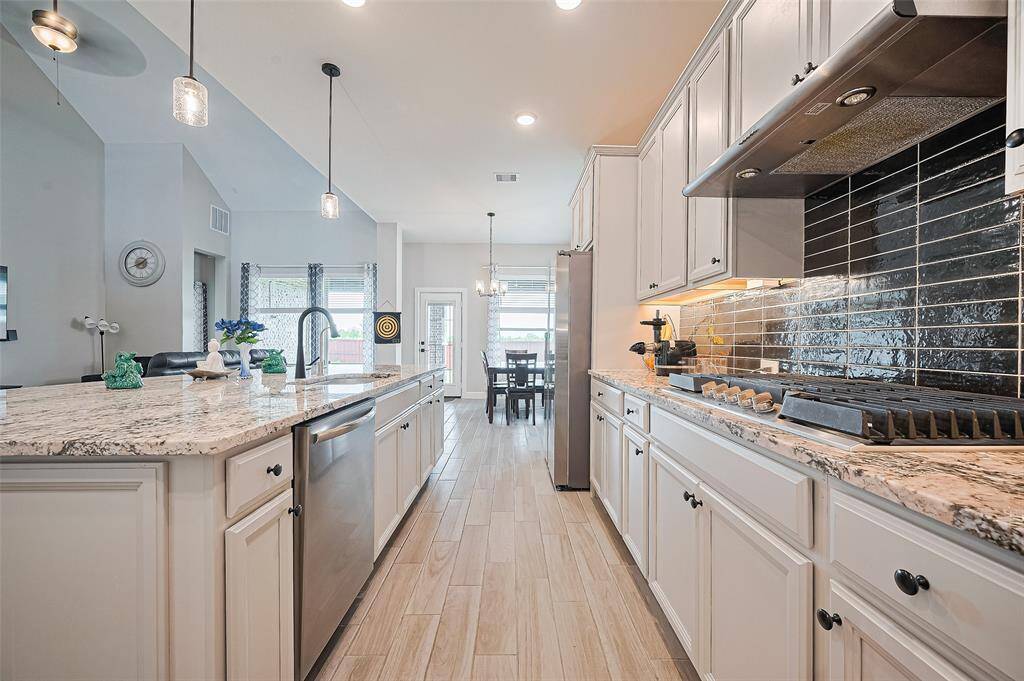 pen to the living and dining areas, this kitchen is perfect for hosting gatherings while staying connected