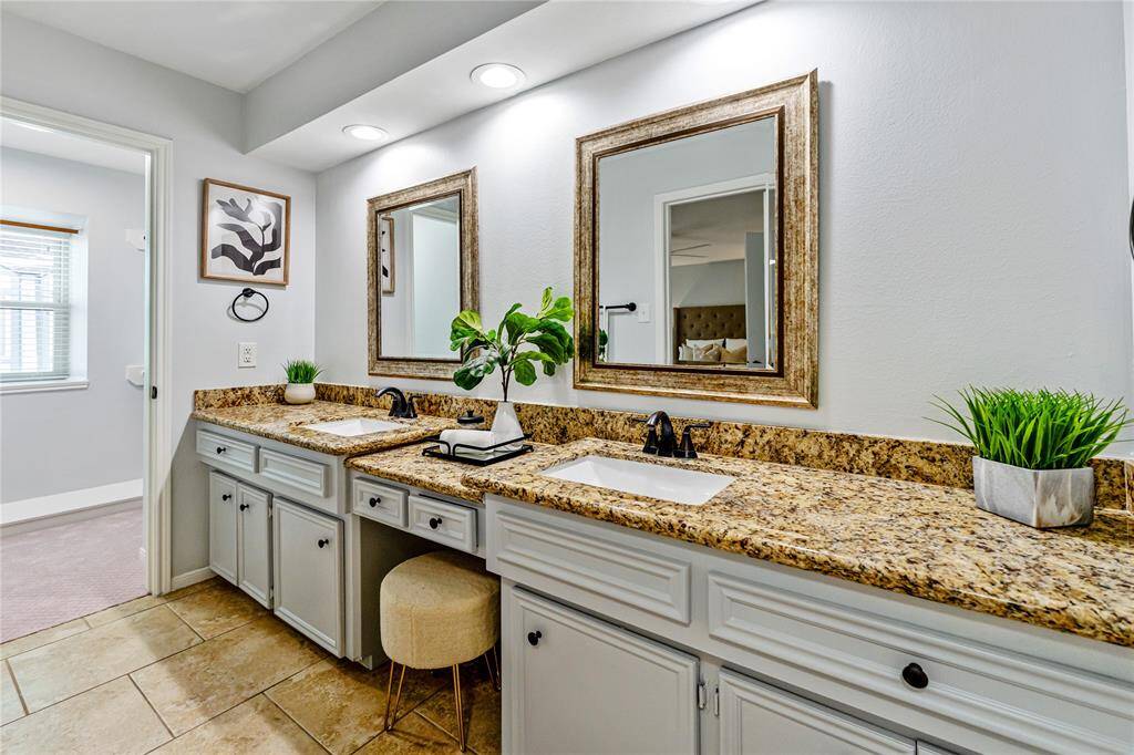 Another view of the main bathroom