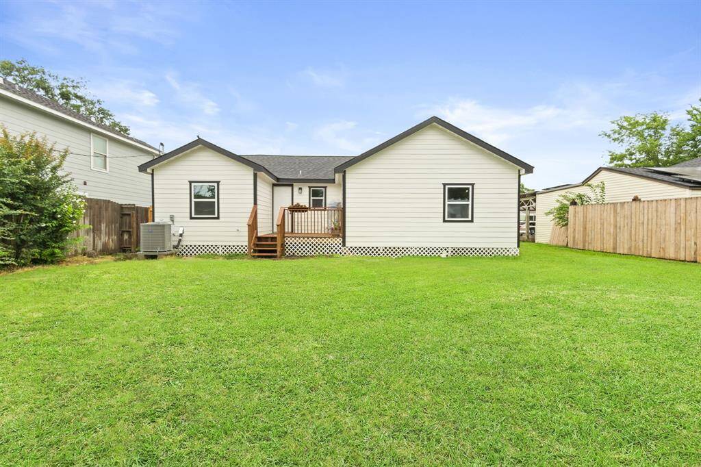 Plenty of space for children & fur babies to play!