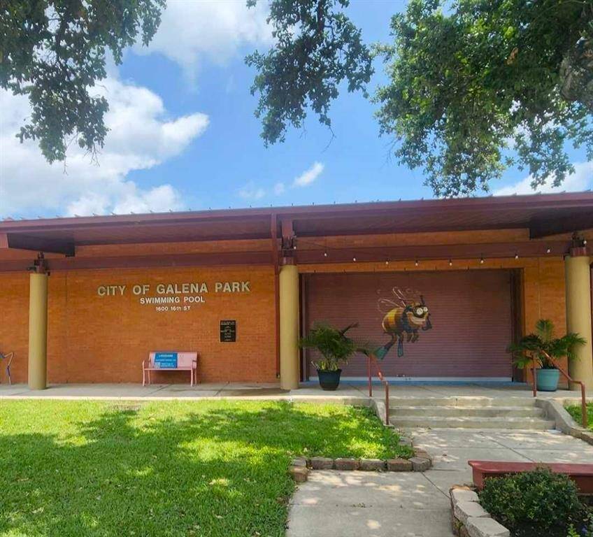 Community Pool, Park, Splashpad, Volley ball court, Tennis Court & Library all walking distance on same street