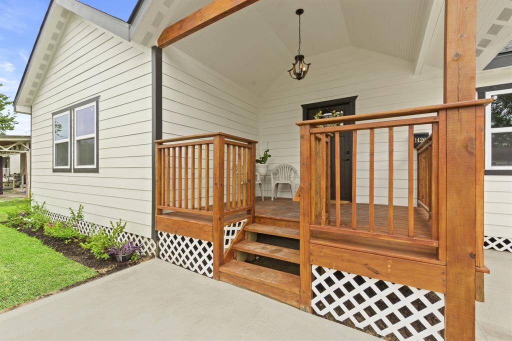 Covered front porch to enjoy your morning coffee!