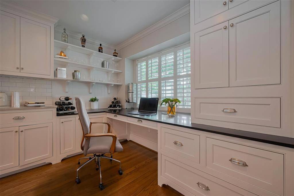 KITCHEN - The perfect study, work or homework space right off the kitchen.